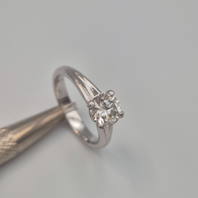 Pierścionek Afrodyta białe złoto 0.585 z brylantem laboratoryjnym 1.09ct