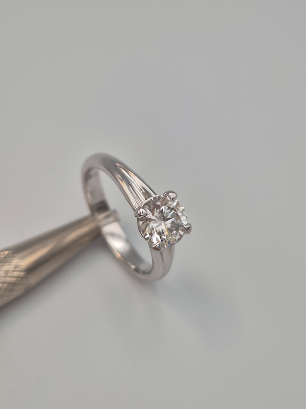 Pierścionek Afrodyta białe złoto 0.585 z brylantem laboratoryjnym 1.09ct
