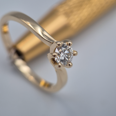 Pierścionek Afrodyta żółte złoto 0.585 z brylantem naturalnym 0.40 ct