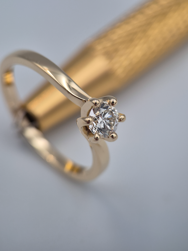 Pierścionek Afrodyta żółte złoto 0.585 z brylantem naturalnym 0.40 ct