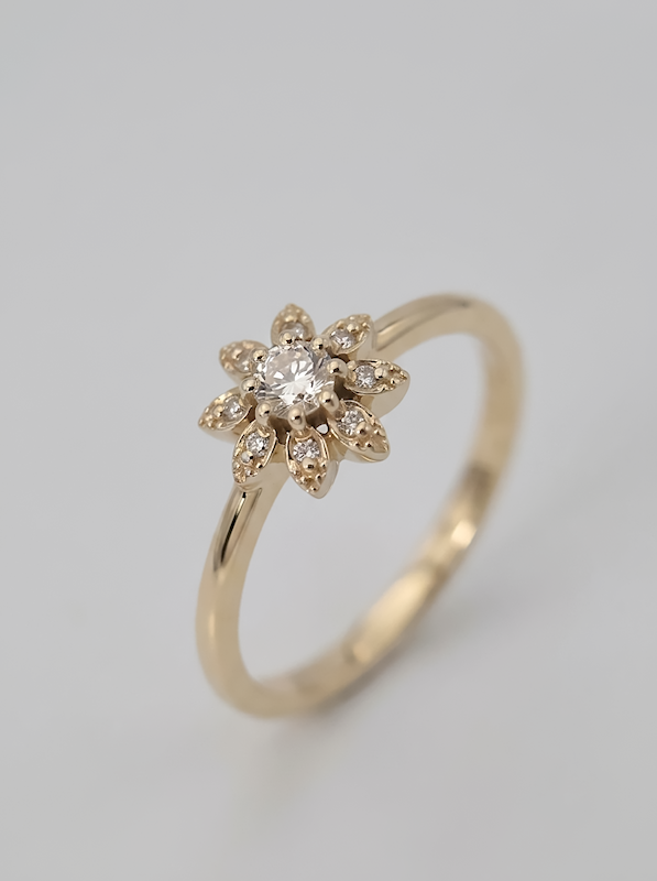 Pierścionek Asteria żółte złoto 0.585 z brylantami 0.12 ct i 0.04 ct