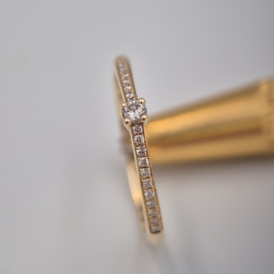 Pierścionek Harmonia żółte złoto 0.585 z brylantami naturalnymi 0.10 ct + 0.06 ct