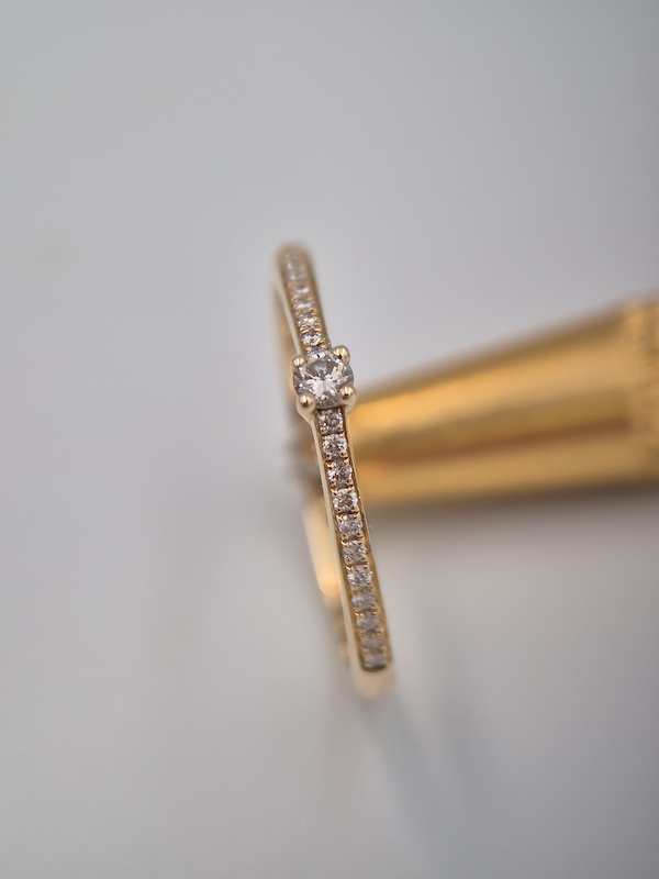Pierścionek Harmonia żółte złoto 0.585 z brylantami naturalnymi 0.10 ct + 0.06 ct