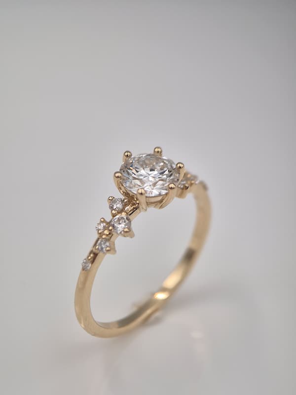 Pierścionek Asteria żółte złoto 0.585 (14k) z brylantami laboratoryjnymi 1.0ct + 0.16ct