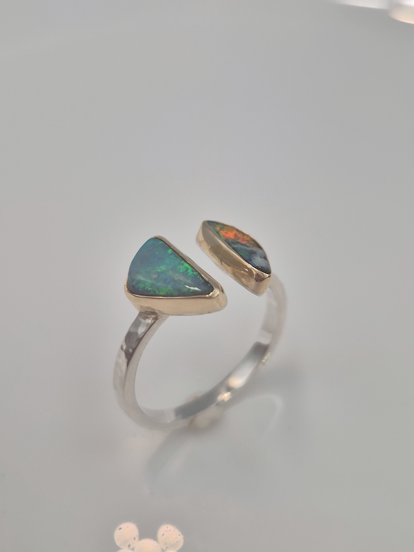 Pierścionek Artemis srebro 0.925 + złota 0.585 oprawa z opalami australijskimi o masie 1.6 ct