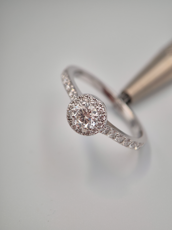 Pierścionek Asteria białe złoto 0.585 z brylantami laboratoryjnymi 0.50ct+0.38ct