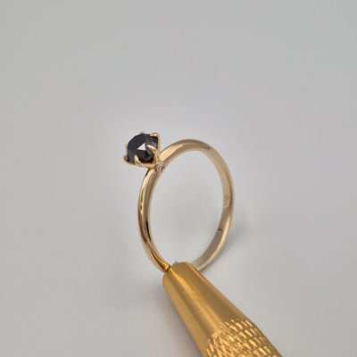 Pierścionek Afrodyta żółte złoto 0.585 z czarnym diamentem naturalnym 0.70 ct i brylantami 0.02 ct
