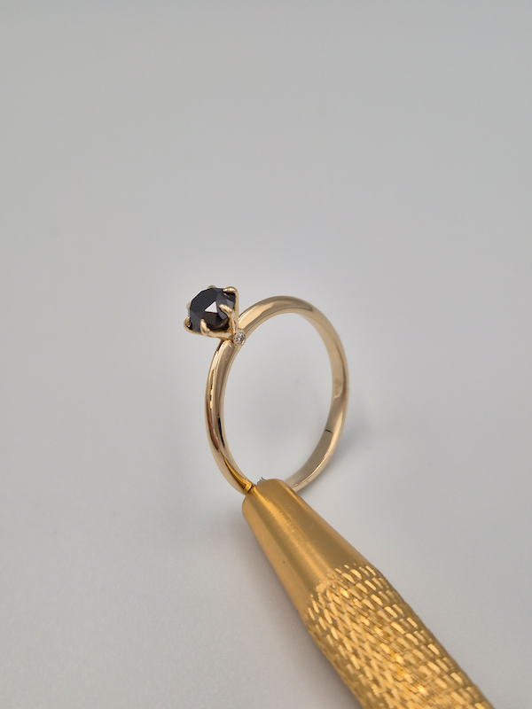 Pierścionek Afrodyta żółte złoto 0.585 z czarnym diamentem naturalnym 0.70 ct i brylantami 0.02 ct
