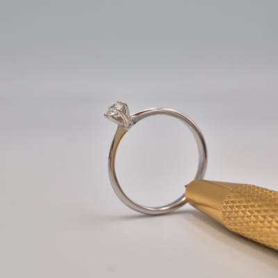 Pierścionek Afrodyta białe złoto 0.585 z brylantem naturalnym 0.18 ct + boczne 0,02 ct.