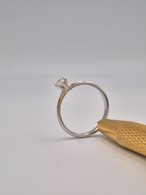 Pierścionek Afrodyta białe złoto 0.585 z brylantem naturalnym 0.18 ct + boczne 0,02 ct.
