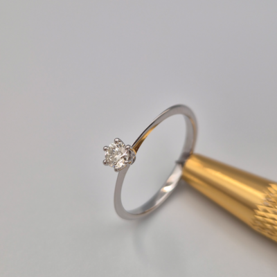Pierścionek Afrodyta białe złoto 0.585 z brylantem naturalnym 0.18 ct + boczne 0,02 ct.
