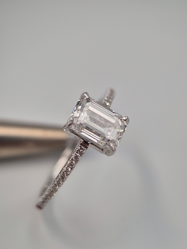 Pierścionek Harmonia białe złoto 0.585 z brylantami laboratoryjnymi 1.56ct + 0.16ct