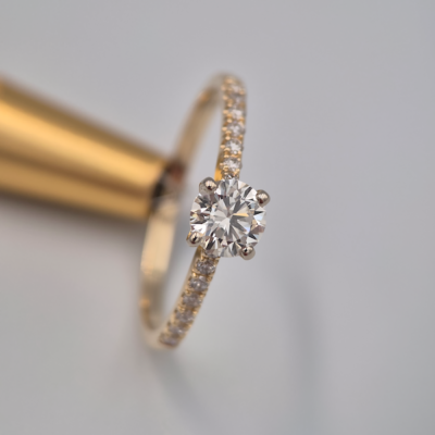 Pierścionek Harmonia żółte złoto 0.585 z brylantami naturalnymi 0.50 ct i 0.12 ct