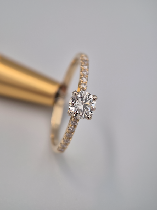 Pierścionek Harmonia żółte złoto 0.585 z brylantami naturalnymi 0.50 ct i 0.12 ct