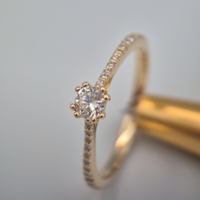 Pierścionek Harmonia żółte złoto 0.585 z brylantami naturalnymi 0.25 ct i 0.14 ct