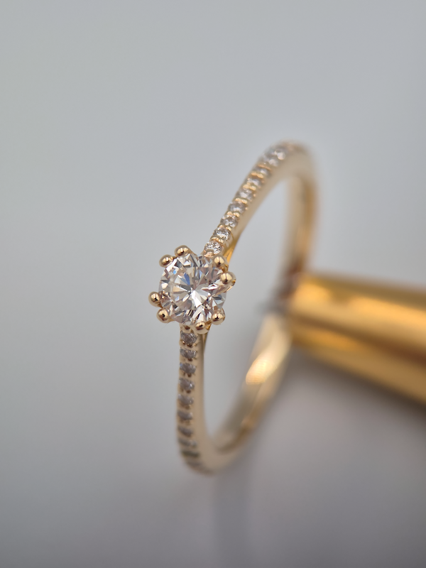 Pierścionek Harmonia żółte złoto 0.585 z brylantami naturalnymi 0.25 ct i 0.14 ct