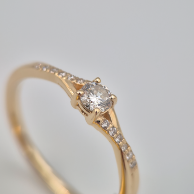 Pierścionek Harmonia żółte złoto 0.585 z brylantami naturalnymi 0.21 ct i 0.06 ct