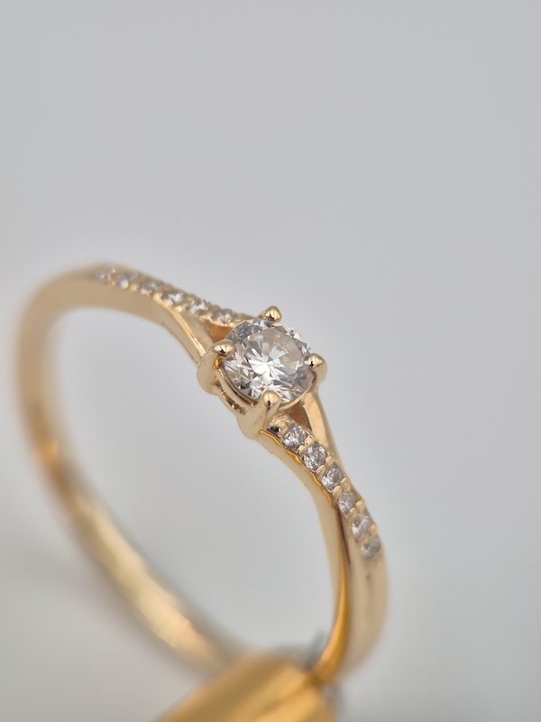 Pierścionek Harmonia żółte złoto 0.585 z brylantami naturalnymi 0.21 ct i 0.06 ct