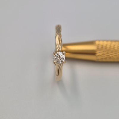 Pierścionek Afrodyta żółte złoto 0.585 z brylantem naturalnym 0.22 ct
