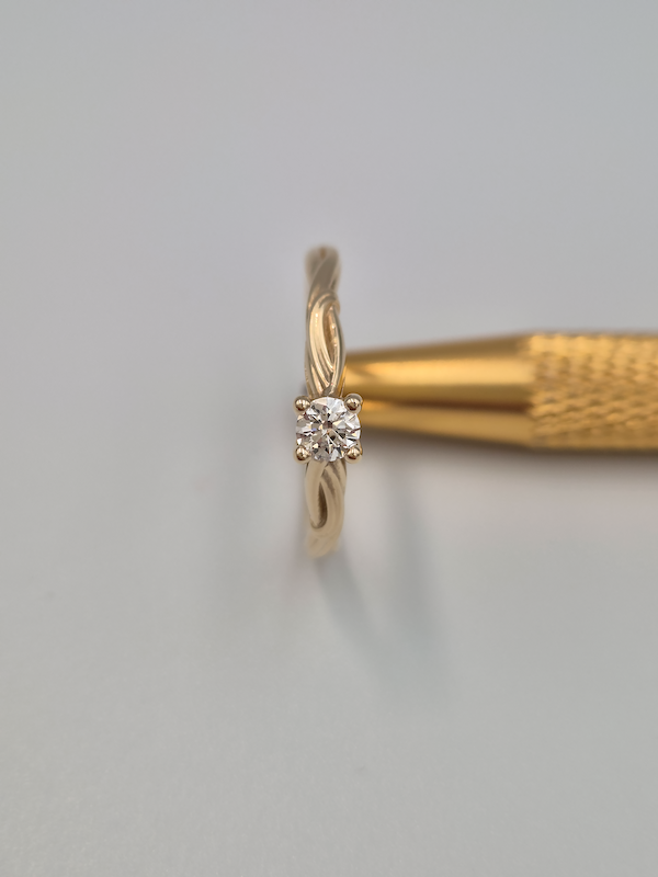 Pierścionek Afrodyta żółte złoto 0.585 z brylantem naturalnym 0.22 ct
