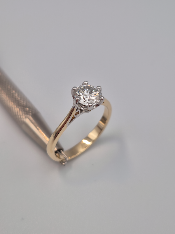 Pierścionek Afrodyta żółte i białe złoto 0.585 z brylantem laboratoryjnym 1.09ct