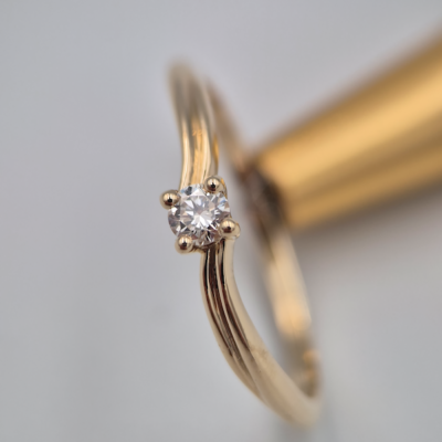 Pierścionek Afrodyta żółte złoto 0.585 z brylantem naturalnym 0.10 ct