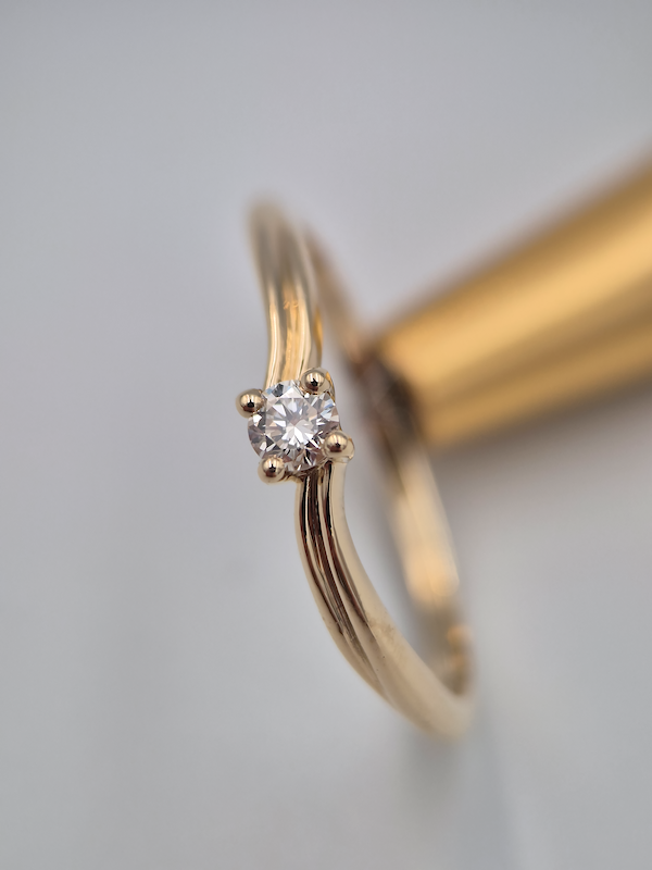Pierścionek Afrodyta żółte złoto 0.585 z brylantem naturalnym 0.10 ct