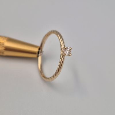 Pierścionek Afrodyta żółte złoto 0.585 z brylantem naturalnym 0.10 ct