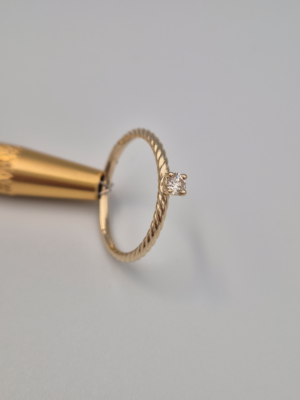 Pierścionek Afrodyta żółte złoto 0.585 z brylantem naturalnym 0.10 ct