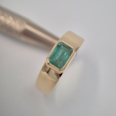 Pierścionek Gaja żółte złoto 0.585 ze szmaragdem 1.00 ct