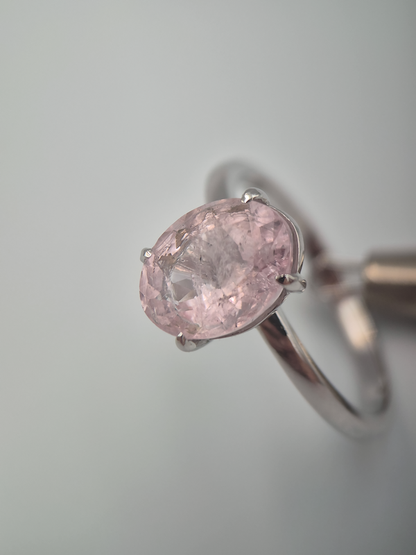 Pierścionek Irini białe złoto 0.585 (14k) z morganitem o masie 2.15 ct
