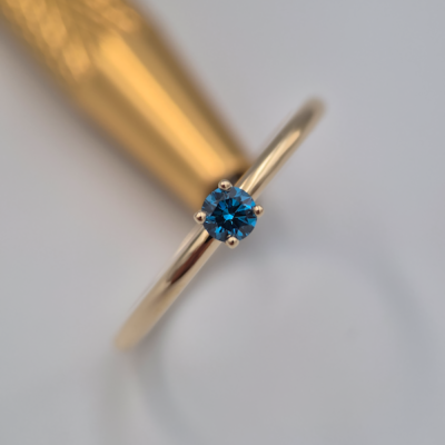 Pierścionek Afrodyta żółte złoto 0.585 z niebieskim diamentem naturalnym 0.14ct