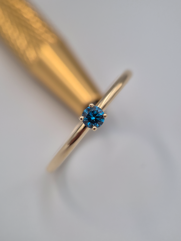 Pierścionek Afrodyta żółte złoto 0.585 z niebieskim diamentem naturalnym 0.14ct