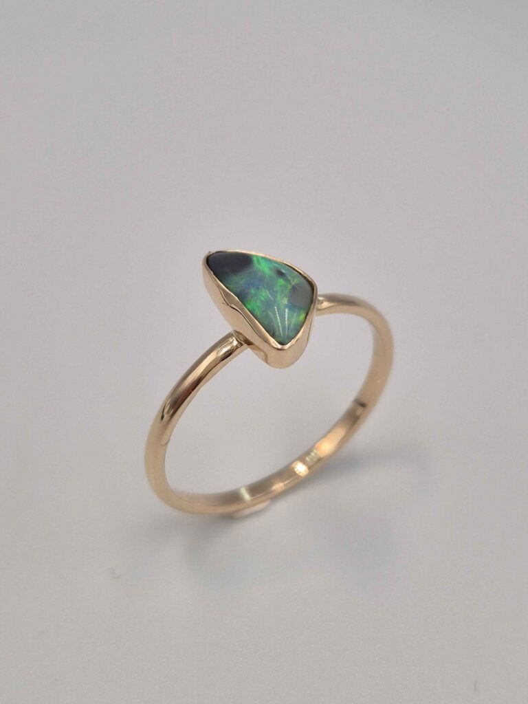 Pierścionek Artemis złoto 0.585 z opalem australijskim 0.80 ct
