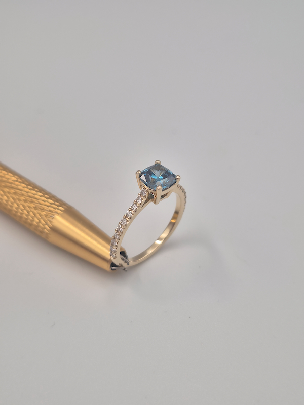 Pierścionek żółte złoto 0.585 (14k) z niebieskim diamentem laboratoryjnym 1.0ct