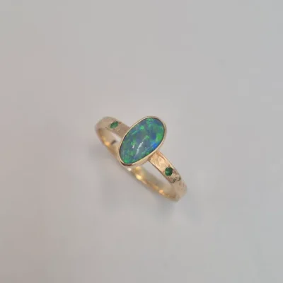 Pierścionek Artemis złoto 0.585 z opalem australijskim 0.80 ct i szmaragdem 0.02 ct