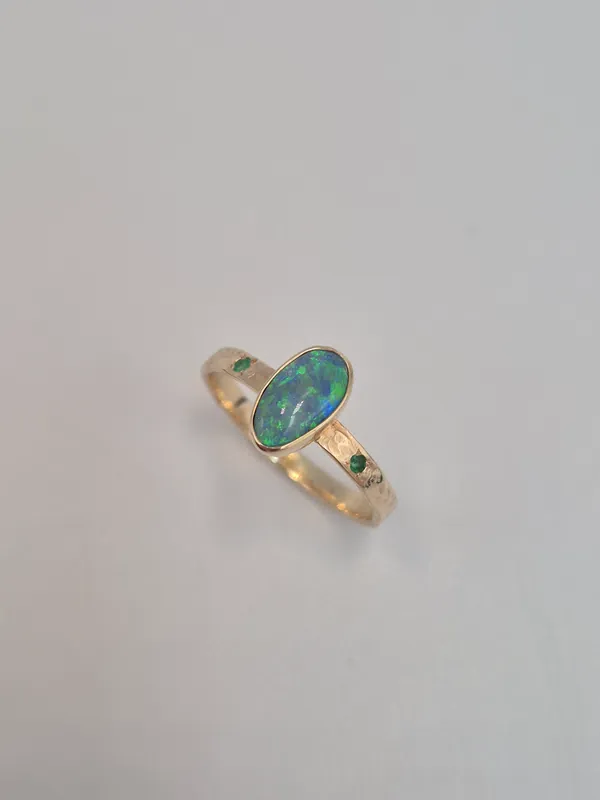Pierścionek Artemis złoto 0.585 z opalem australijskim 0.80 ct i szmaragdem 0.02 ct