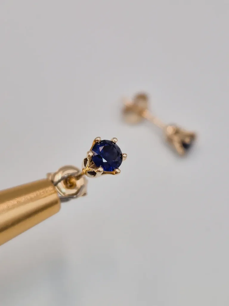 Kolczyki sztyfty żółte złoto 0.585 z szafirami o łącznej masie 0.55ct