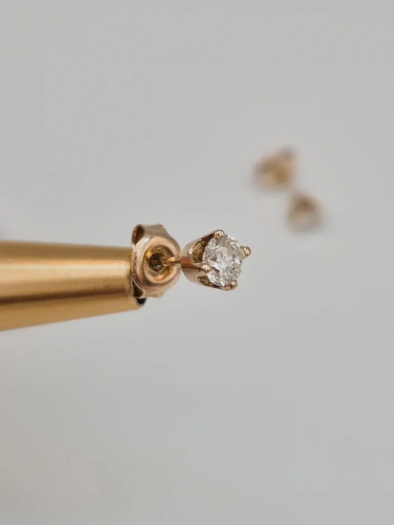 Kolczyki sztyfty żółte złoto 0.585 z diamentami o łącznej masie 0.47ct
