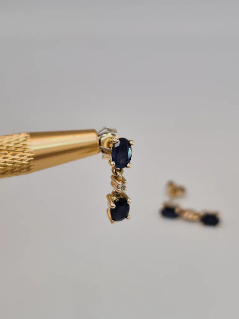 Kolczyki żółte złoto 0.585 z szafirami 2.00ct oraz brylantami 0.05ct